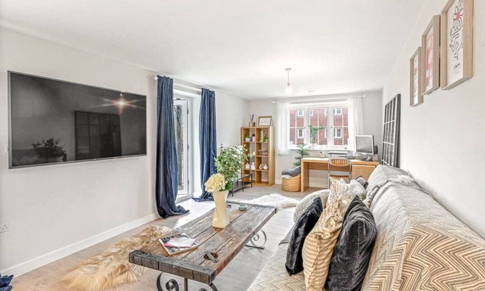North Moreton Apartment | Franklin Apartment - 2 Bed apartment with balcony