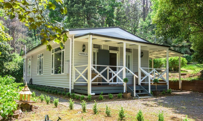 Olinda Cottage | Franklin Cottage - This country cottage offers fresh, Hamptons style decorations in luxuriously appointed cottage.