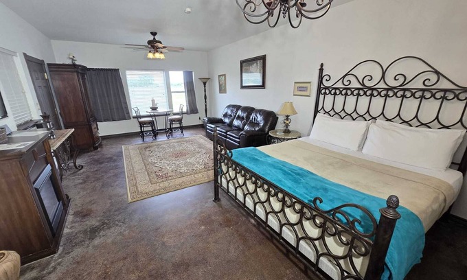 Fredericksburg Apartment | Fredericksburg Retreat | Hot Tub & Backyard Escape