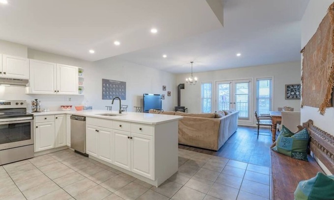 Inglewood House | FREE Banff Pass, Cozy 3BR, Sleeps 6 & RT Patio