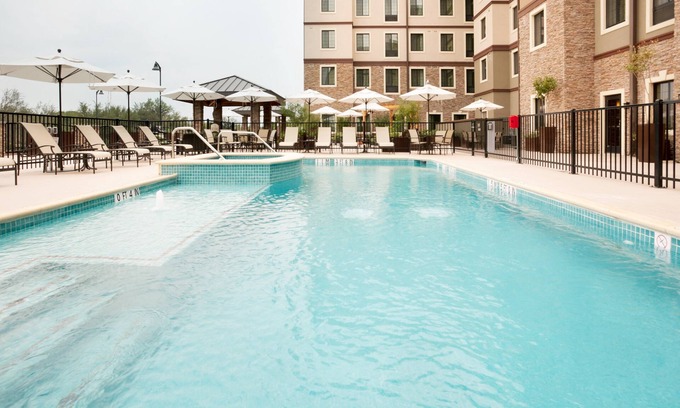 Hollywood Park Apartment | Free Breakfast + Outdoor Pool + Hot Tub