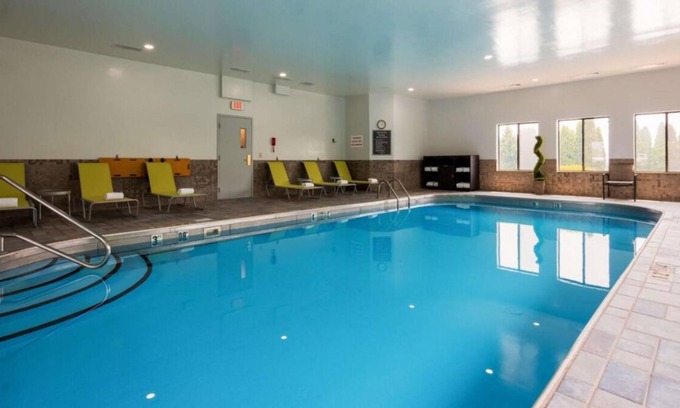Blaine House | Free Breakfast & Parking! 4 Serene Units, Minutes to Ohio Valley Mall, Pool