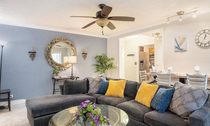 Peachtree Center Apartment | Free Parking,Downtown Condo, Walk to GA Aquarium, Mercedes-Benz, Centennial Park