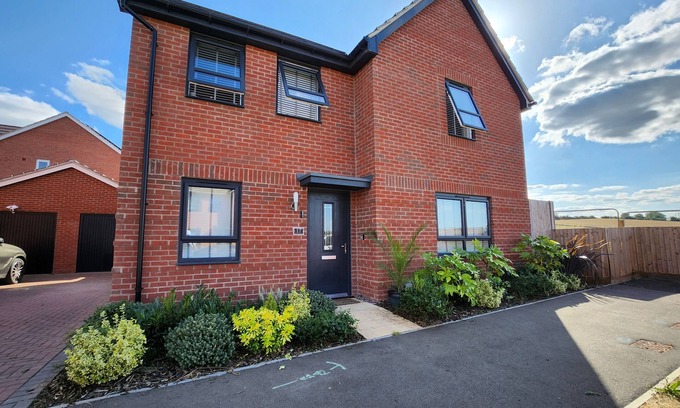 Wellingborough House | FREE Parking, Short & Long Relocation Stay, Insurance, Business. Great Location!