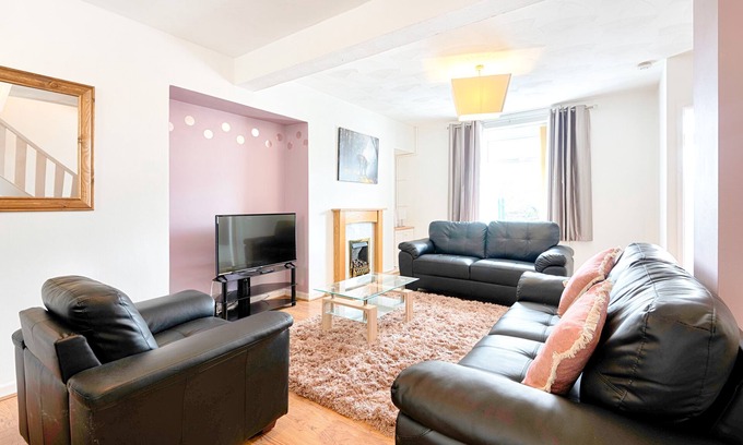 Landore House | Free Parking, Spacious Living Room, Garden