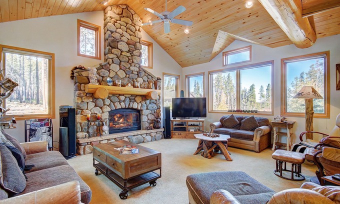 Boulder Ridge House | Free SkyCard Act -Lux Home, Close to Skiing, Outdoor Hot Tub -Boulder Lodge at P
