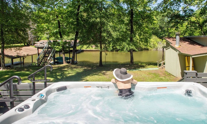 Enchanted Oaks House | FREE Swim Hot Tub! Nestled in the Trees on Cedar Creek Lake