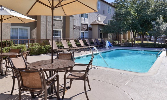 Far North Dallas Apartment | Free Wi-Fi + Free Breakfast Buffet + Outdoor Pool | Comfy Studio