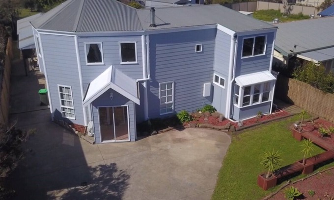 Surf Beach House | Free WiFii, Five Queen bedrooms, 700m to Surf, MiniGolf, 12 min. to penguins