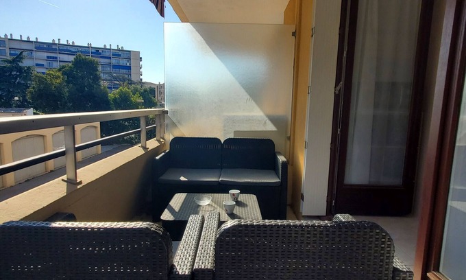 Frejus Plage Apartment | FREJUS Plage La Miougrano Air-conditioned studio of 29 m2 for 2 adults and 2 children, swimming pool, high speed WIFI and parking