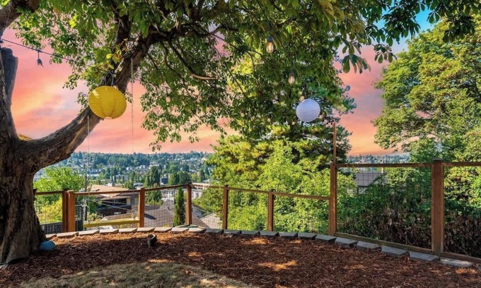 Fremont House | Fremont Bungalow with Backyard View Seattle