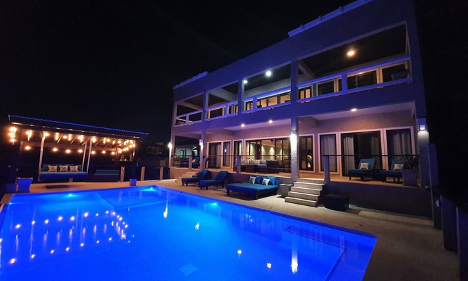 Lighthouse Estates House | French Harbor Suite (King Suite)