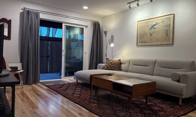 Goss - Grove Condo | Fresh, Clean & Hassle Free Newly Renovated & Fully Furnished 2 Bdrm
