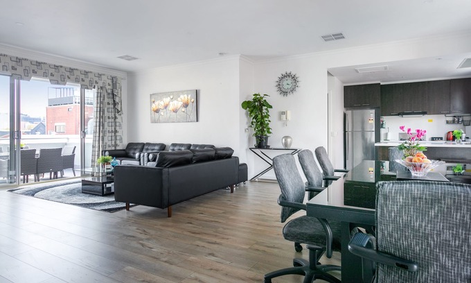 Abbotsford House | Freshly renovated - super spacious - walk to CBD