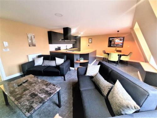 Gloucester Apartment | Friary House Serviced Apartments by Roomsbooked - 24Hr Reception