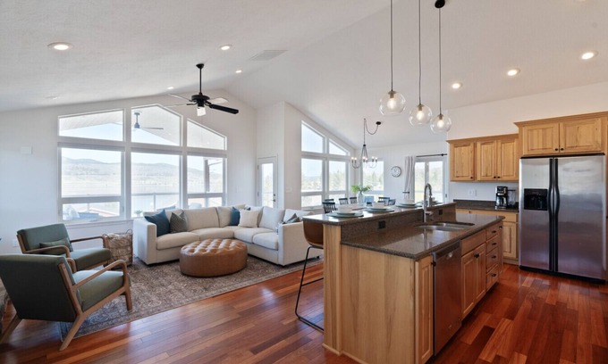 Davenport House | Friday Bay Retreat With Beautiful Lake Views