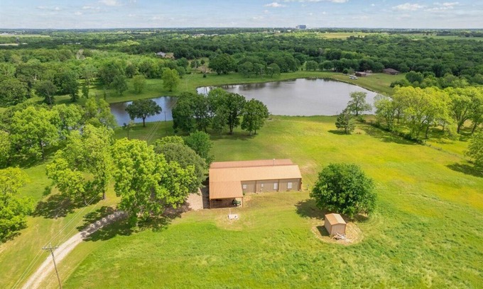 Calera House | Friede's Hideaway - The perfect retreat with a private pond, hot tub & much more