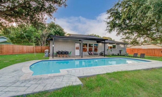 Friendswood House | Friendswood Getaway - 5 Bedrooms + Pool + Patio