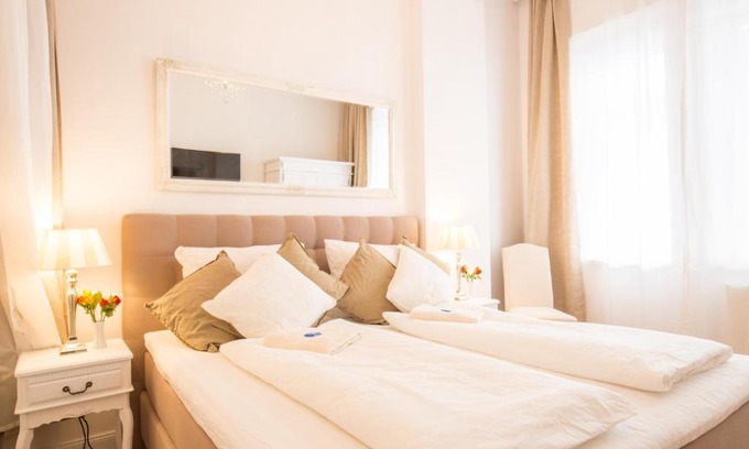 Schoeneberg Apartment | FRITZ by ROCKCHAIR Apartments l SUPERHOST Status l 3 Bedrooms Boxspringbeds 2 Bathrooms 2 Kitchen - Cozy Family & Business Flair welcomes you!