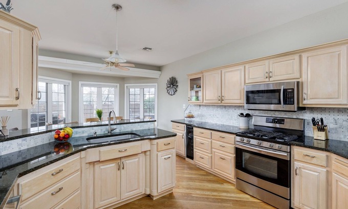 Fredericksburg House | Fritz Ritz Deck & Hot Tub Retreat
