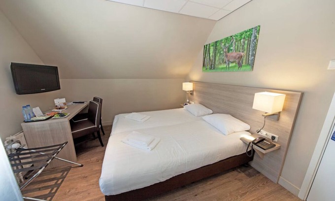 Beekbergen-West House | From Adventure Parks to Art Museums—Stay Near It All! Terrace, Onsite Dining!