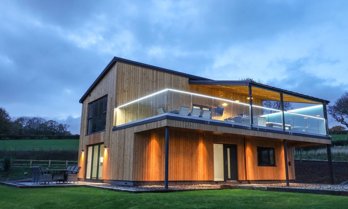 Ruthin Cottage | FRON HAUL - GWENNOL, family friendly, with hot tub in Ruthin