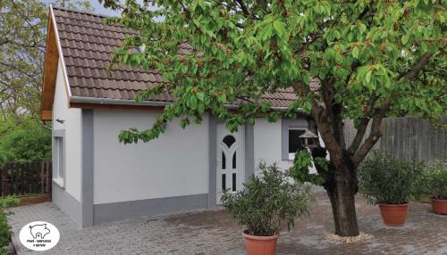 Ostoros Apartment | FruPi Apartmanok - A kis ház