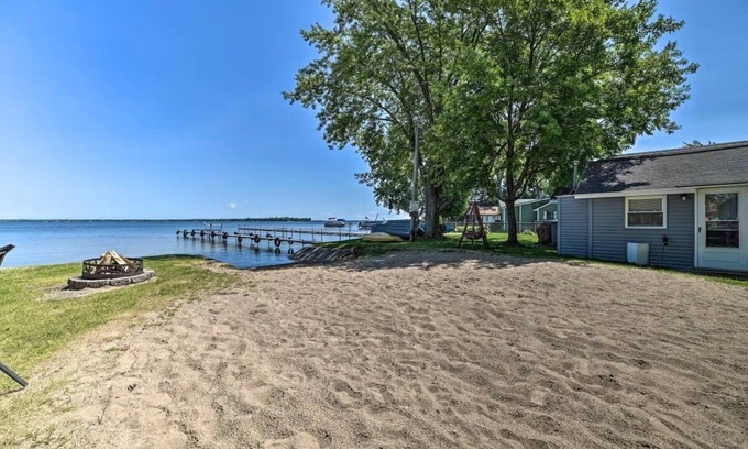Houghton Lake Cabin | Full Cabin: 7 Steps to the Lake! PET FRIENDLY