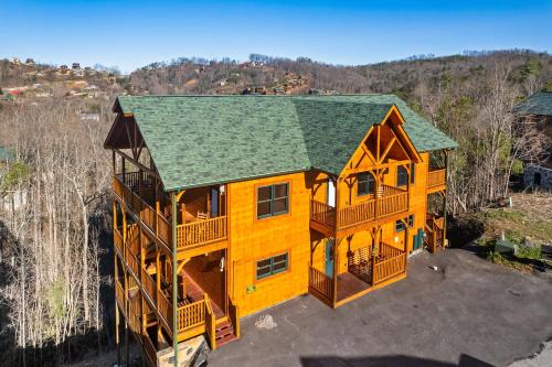 Gatlinburg Ski Chalet | Full Equipped Cabin with a Pool and Game Room Smokies Views