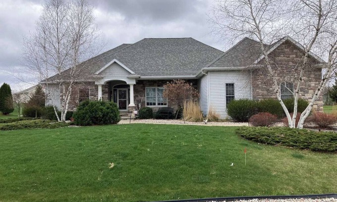 Butte Des Morts House | Full Home for Rent. 15 minutes to EAA Grounds, in a quiet neighborhood.