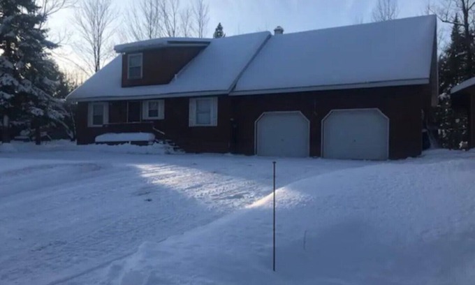White Pine House | Full House on secluded road, 4 bed 2 bath, fully furnished basement w/bar + beds
