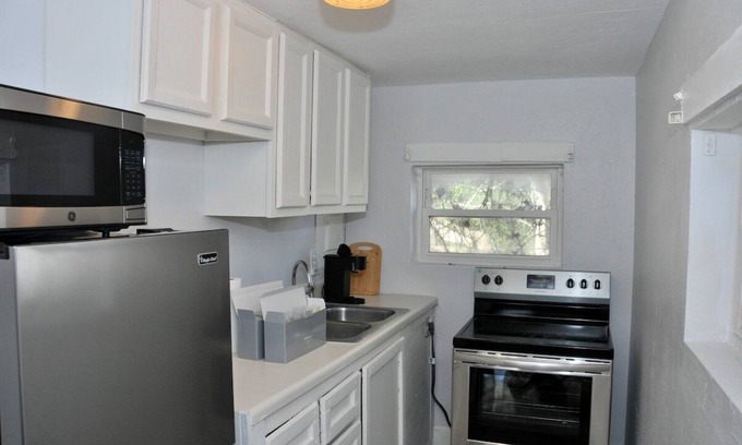 Columbia House | Full Kitchen, Fast Wi-Fi, Smart TV, Washer & Dryer, Walk to 5 Points
