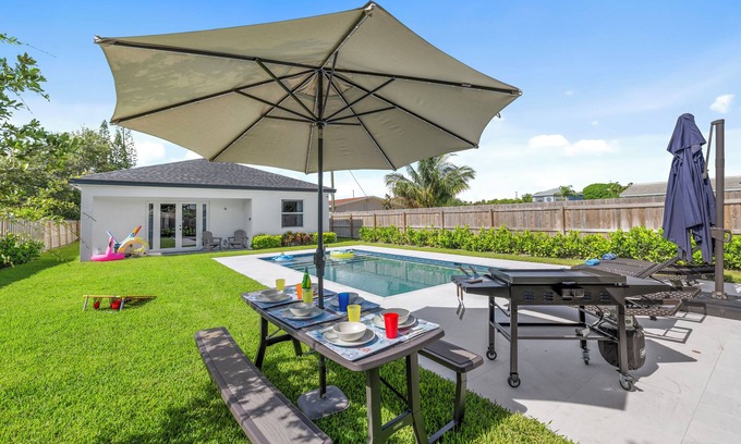 Delray Beach House | Full Kitchen ~ Heated Pool ~ Newer Build ~ Parking