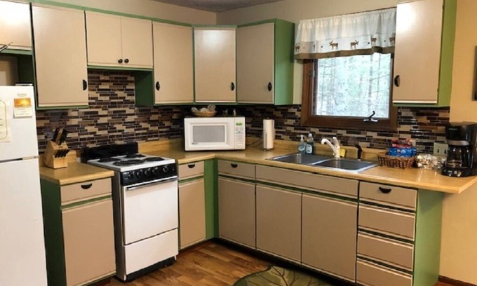 Mayfield Bed & Breakfast | Full Kitchen - Home Theater Room - Kayaks - Outdoor Jacuzzi -Near Traverse City