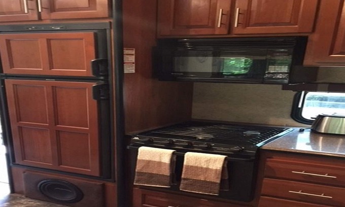 Martin City House | Fully Equipped 5TH Wheel Trailer in our treed RV Park - 9 miles from GNP