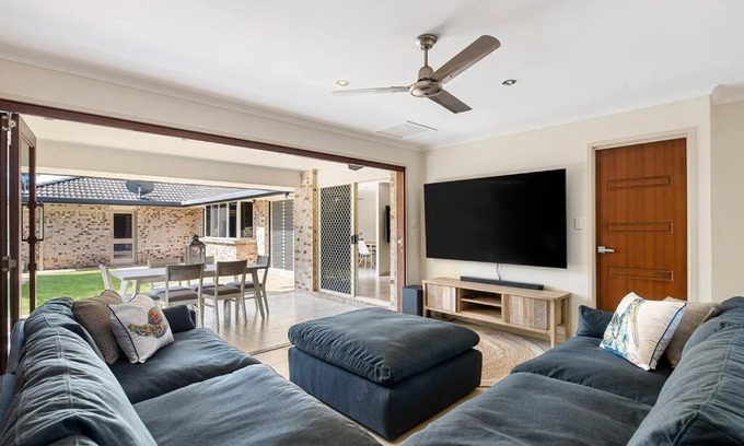 Mudjimba House | Fully Equipped Luxe Retreat, Pool, Pet Friendly, AirCon
