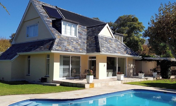 Lakeside Villa | Fully equipped villa with solar-heated pool at the Constantia Valley Wine Route