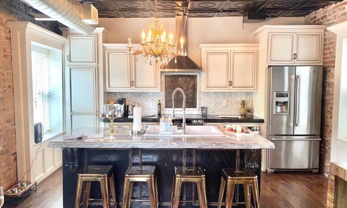 Downtown Kansas City Cottage | Fully Furnished Adorable Carriage House in Heart of downtown Kansas City