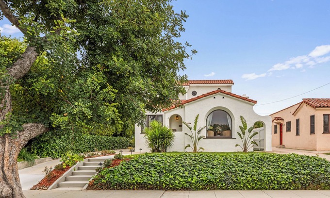 Cal Heights House | Fully renovated 3-bedroom house with WiFi, AC , EV charger in Long Beach