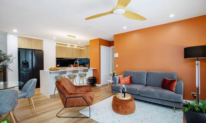 Burleigh Heads Apartment | Fully renovated Top floor Burleigh Koala Park Apt