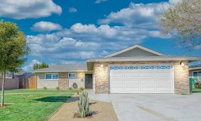 Loma Alta House | Fun Family Home Minutes to Beach and Legoland with Huge Backyard with Playground