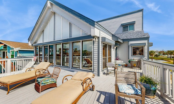 Galveston House | Fun Family Retreat W/Fast WiFi, Canal Access, Large Deck, & More - Dogs Welcome