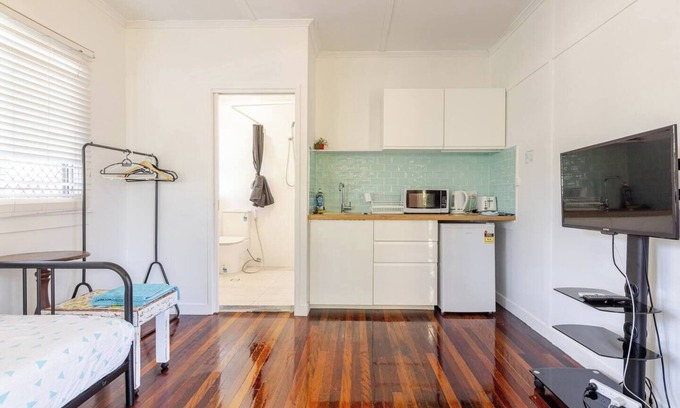 Taigum House | Funky Corner 1 Brm House by Taigum -A/C+Wifi+Deck