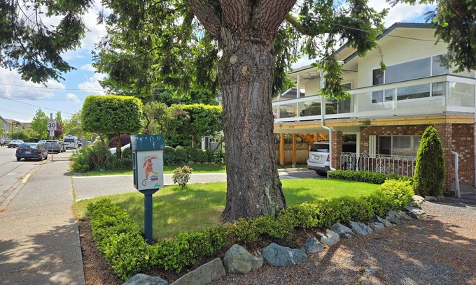Booktown House | Furnished 1900sf 3bedr house in downtown Sidney one block from Ocean and shops