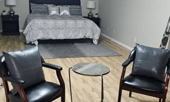 Vicksburg House | Furnished Home Sleeps 10
