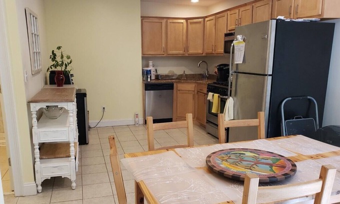 Highland Park Apartment | Furnished Room Close to Longwood Medical Center & Back Bay