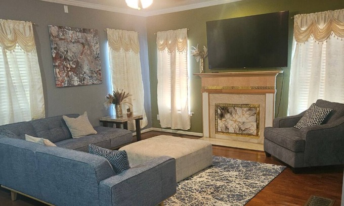 Atlanta House | Furnished Room in Downtown ATL - Walk to GWCC & Mercedes-Benz-Private Bath