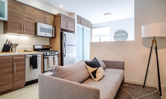 Downtown Apartment | Furnished Studio In Santa Monica by 1Furnished