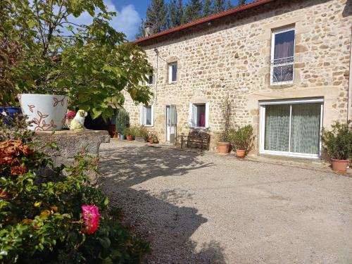 Saint-Georges-Lagricol House | Gîte de charme en Auvergne, cour fermée, jardins privés, BBQ, babyfoot, proche St Jacques de Compostelle - FR-1-582-232
