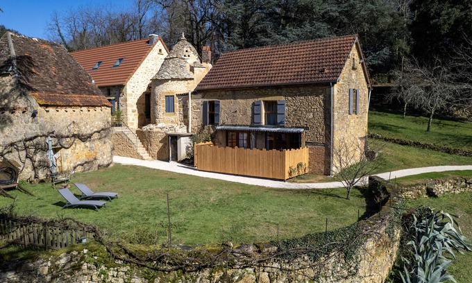 Castels House | Gîte de Charme Dans une Ancienne Métairie "La Grotte"
